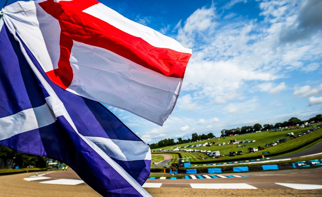 Anglie, která se nejela a shořelé lancie