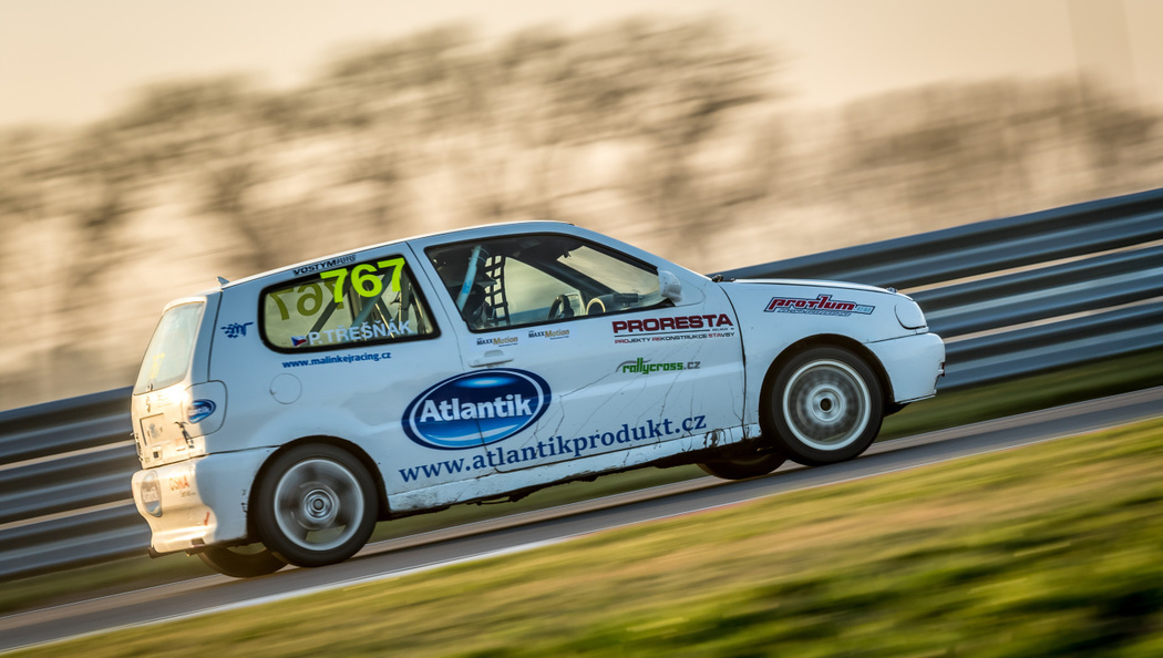 Petr Třešňák pracuje na voze VW Polo Super 1600