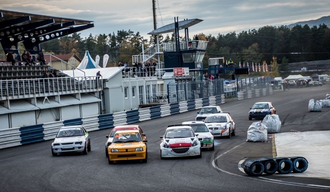 Rallycross Cup v Sosnové se zajímavými jmény na startu