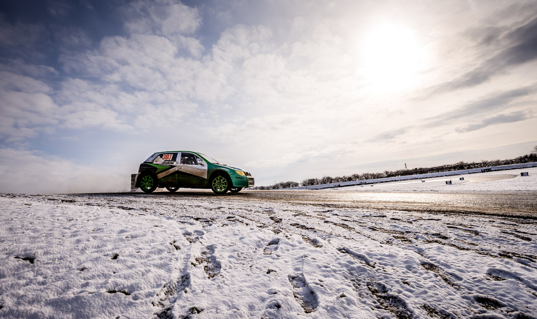 Zimní rallycross ve Fuglau na fotografiích