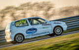 Petr Třešňák pracuje na voze VW Polo Super 1600