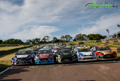 Třicet vozů divize Super Car v Anglii