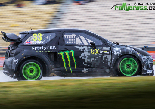 Po dvou rozjížďkách vede Doran