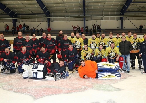 Hokejové utkání pro autokrosaře