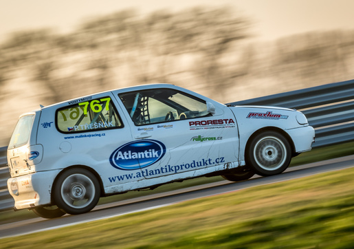 Petr Třešňák pracuje na voze VW Polo Super 1600