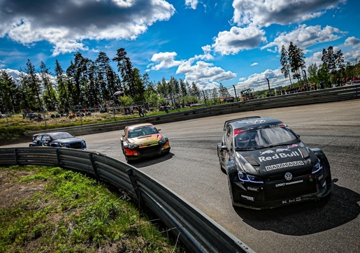Seriál RallyX za svou polovinou
